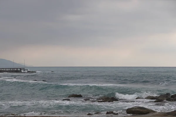 Egy Magányos Alak Habhullámok Előtt Egy Történelmi Hegy Alanyában 2021 — Stock Fotó