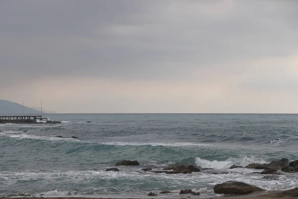 Una Figura Solitaria Frente Las Olas Espuma Una Montaña Histórica — Foto de Stock