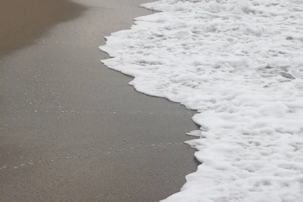 Arkaplanda Köpüklü Kum Dalgası Islak Kumsal Kumu — Stok fotoğraf