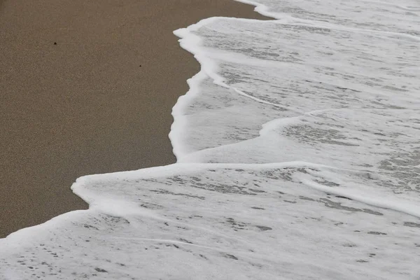 Skummande Våg Bakgrunden Sandsand Våt Strand Sand — Stockfoto