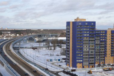 Volga üzerinde yeni bir köprünün kıvrımları, yeni binalar, Moskova bölgesi, Dubna, Temmuz 2021