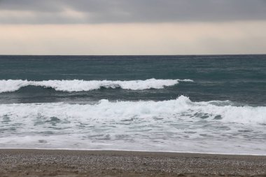 Deniz fırtınası, arka planda köpük dalgaları, Alanya plajı, Kasım 2021