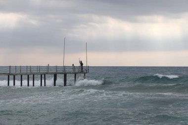 Deniz fırtınası, arka planda köpük dalgaları, Alanya plajı, Kasım 2021
