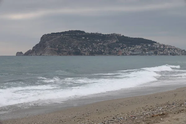 Tempestade Mar Ondas Espuma Contra Fundo Cais Praia Alanya Novembro — Fotografia de Stock