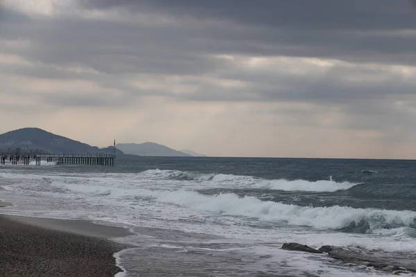 Tormenta Mar Olas Espuma Contra Fondo Del Muelle Playa Alanya — Foto de Stock