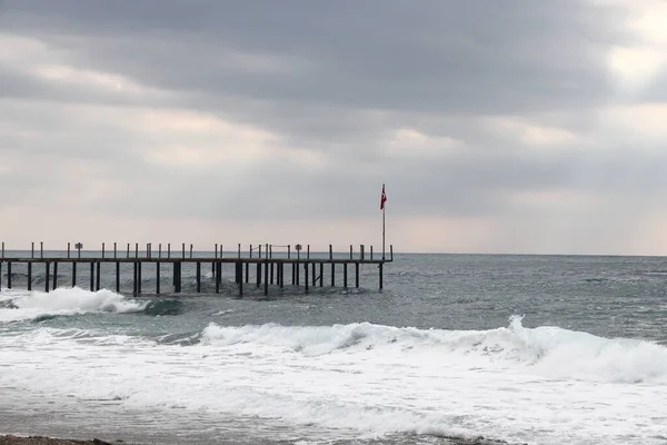 海での嵐 ビーチ桟橋の背景にある泡波 アラニヤ 2021年11月 — ストック写真