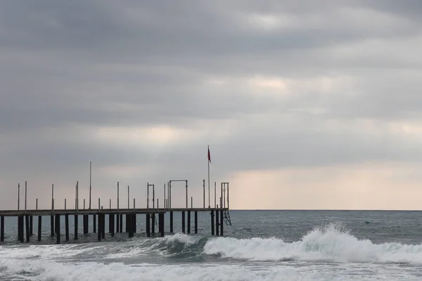 海での嵐 ビーチ桟橋の背景にある泡波 アラニヤ 2021年11月 — ストック写真