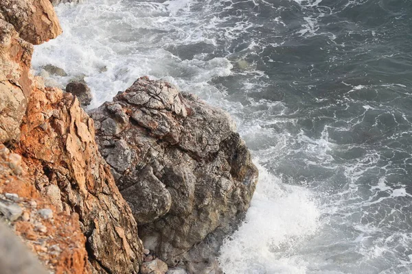 Kleopatra Sahili 'nde fırtına, tarihi dağ Alanya' nın arka planında köpük dalgaları, Kasım 2021