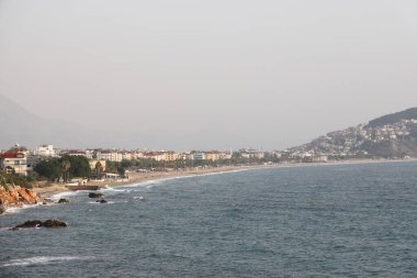 Kleopatra Sahili 'nde fırtına, tarihi dağ Alanya' nın arka planında köpük dalgaları, Kasım 2021