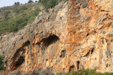 Kasım 2021 'de Alanya yakınlarındaki uçurum ve mağaralar.