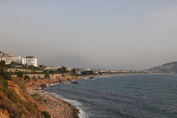 在克利奥帕特拉海滩的海上风暴 泡沫在历史性山脉的背景下波涛汹涌 阿拉亚 2021年11月 — 图库照片