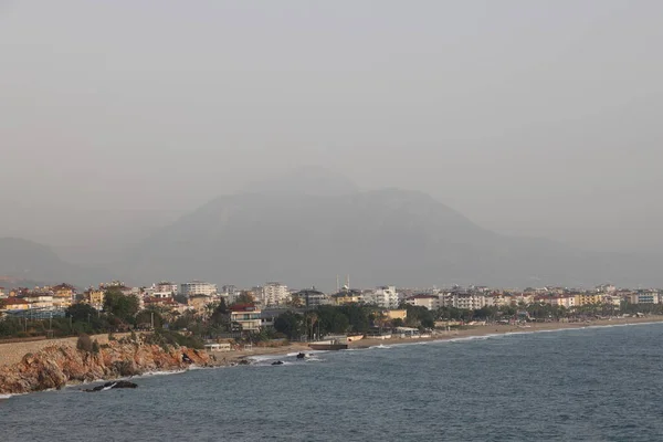 Vihar Tengeren Kleopátra Beach Hab Hullámok Hátterében Történelmi Hegy Alanya — Stock Fotó