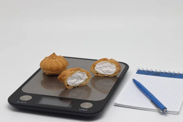 Bolos Doces Com Nata Estão Escalas Cozinha Eletrônicas Contagem Calorias — Fotografia de Stock