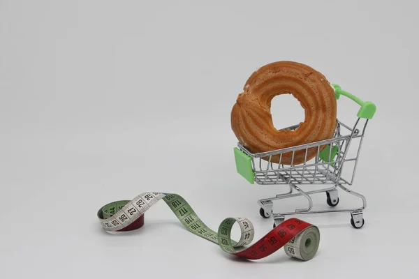 Ein Ring Mit Creme Liegt Einem Spielzeugwagen Auf Weißem Hintergrund — Stockfoto