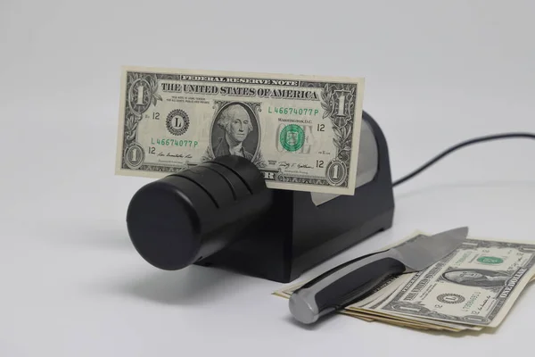 紙幣と電気ナイフのシャープナー 世界金融危機 インフレとの戦い — ストック写真