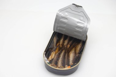 Beyaz arka planda açık bir teneke kutuda balık konservesi.