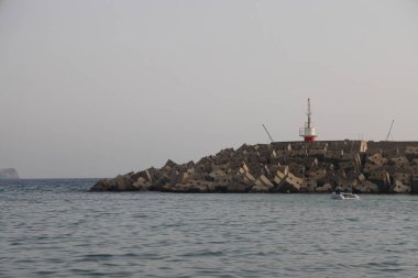 Kleopatra Sahili 'nde fırtına, tarihi dağ Alanya' nın arka planında köpük dalgaları, Kasım 2021