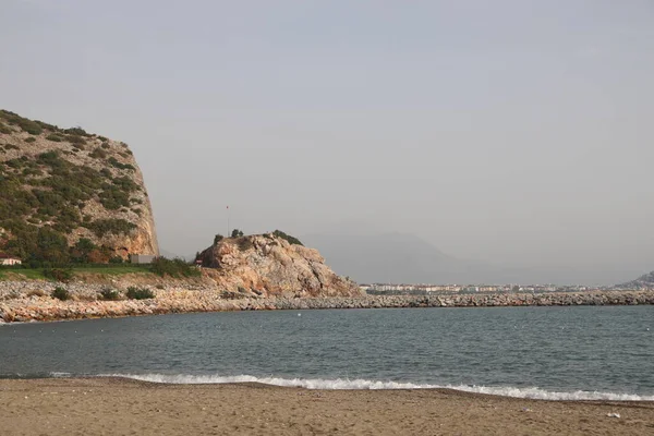 Tempestade Mar Praia Cleópatra Ondas Espuma Fundo Montanha Histórica Alanya — Fotografia de Stock