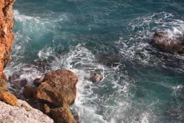 Kleopatra Sahili 'nde fırtına, tarihi dağ Alanya' nın arka planında köpük dalgaları, Kasım 2021