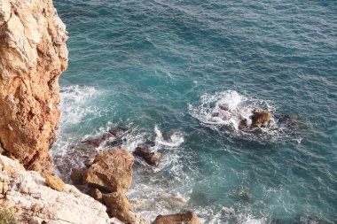 Kleopatra Sahili 'nde fırtına, tarihi dağ Alanya' nın arka planında köpük dalgaları, Kasım 2021