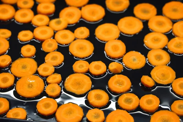 Καρότα Κομμένα Κύκλους Απλώνονται Ένα Μαύρο Ταψί Λαδωμένο Λάδι Και — Φωτογραφία Αρχείου
