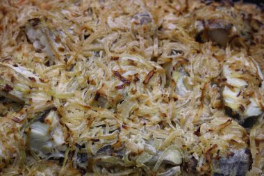 Bir tabaka soğanla pişirilmiş balık, deniz yiyeceği, düzgün beslenme, diyet