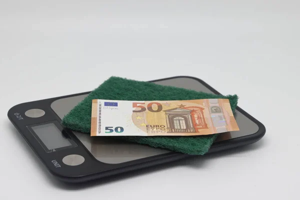 Kare mutfak temizleme peçeteleri ve banknotları elektronik mutfak terazileri, dünya finans düzenlemeleri, finansal kriz üzerine yatar