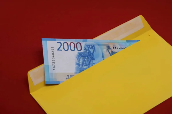 Banknoten Einem Gelben Umschlag Auf Rotem Hintergrund Bestechungskonzept Gehalt Umschlägen — Stockfoto
