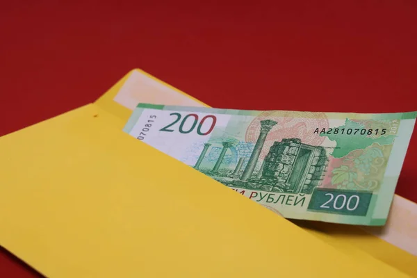 Banknoten Einem Gelben Umschlag Auf Rotem Hintergrund Bestechungskonzept Gehalt Umschlägen — Stockfoto