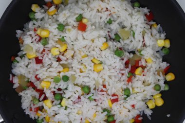 Taze karışık sebzeler kızartma tavasında ısıtılır. Sebze karışımı.