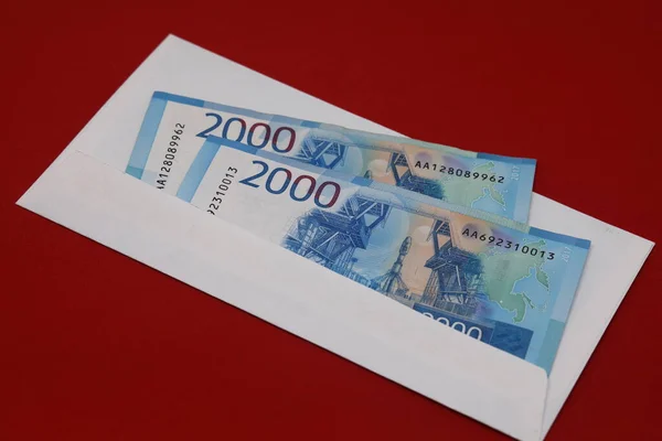 Banknoten Einem Weißen Umschlag Auf Rotem Hintergrund Bestechungskonzept Gehalt Umschlägen — Stockfoto