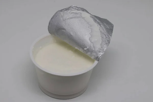 预先包装好的酸奶油蛋黄酱在一个塑料桶里 准备好吃饭了 — 图库照片