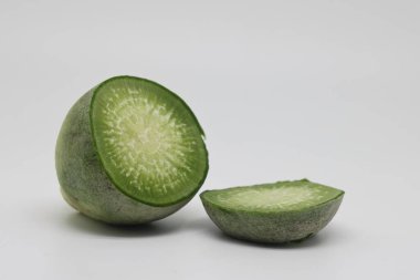 Beyaz arka planda tek yeşil turp. Beyaz arka planda yeşil turp. Tatlı turp, yeşil turp, vitamin.