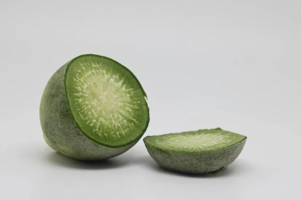 Beyaz arka planda tek yeşil turp. Beyaz arka planda yeşil turp. Tatlı turp, yeşil turp, vitamin.