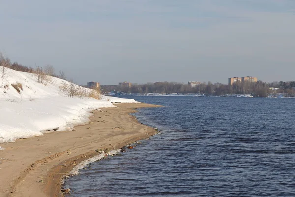 Río Día Soleado Árboles Arbustos Paisaje Naturaleza Invernal Riberas Llenas — Foto de Stock