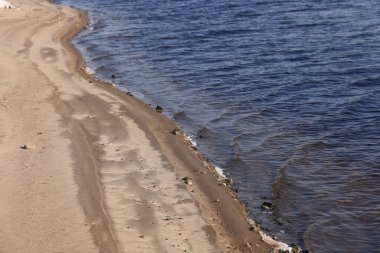 Volga 'nın kıyılarında kış mevsiminde doğa, kum ve karla kaplı buz, kumlu bir nehir.