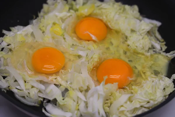 Drie Eieren Roerei Met Gestoofde Kool Een Zwarte Pan Dieet — Stockfoto