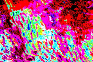 Kum şeffaf suyun içini görür. Nehir suyu ve kumlu zemin.