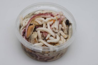 Bir kâsede marine edilmiş deniz ürünleri kokteyli, karabuğday lapası için meze.