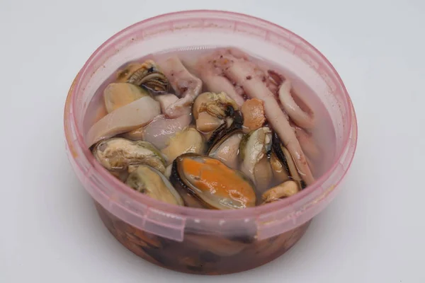Tumpukan Koktail Makanan Laut Yang Direndam Dalam Mangkuk Lauk Untuk — Stok Foto