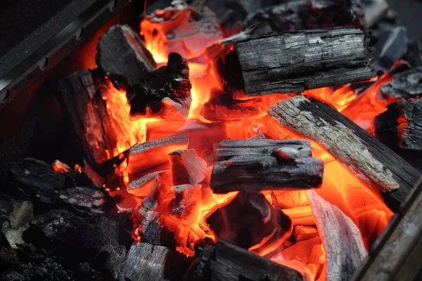 Barbecue Grill Pit Glowing Flaming Hot Charcoal Briquettes Close — Stock Photo, Image