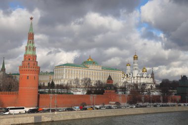 Moskova Kremlin üzerinde bulutlar, Kremlin duvarı, Kremlin seti, Grand Kremlin Sarayı, Şubat 2022