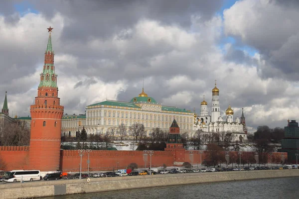 Moskova Kremlin üzerinde bulutlar, Kremlin duvarı, Kremlin seti, Grand Kremlin Sarayı, Şubat 2022