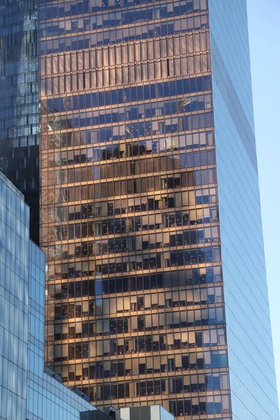 澄んだ青い空に対する高層ビルの未来的なデザインの一部 抽象的なファサードデザイン 現代の都市建築におけるガラスと金属 近代的な建物の外観 抽象化 幾何学 — ストック写真