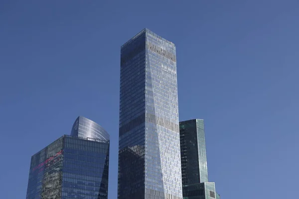 Projeto Futurista Parte Arranha Céus Contra Céu Azul Claro Projeto — Fotografia de Stock