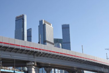 Yale Town, Vancouver Kanada 'da boş bir cadde. Gökdelenlerin arka planında üstgeçitler. Mavi gökyüzü ve parlak güneş. Aktarım ve şehircilik