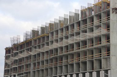 Vinçleri olan bir inşaat alanı. İnşaat makineleri, gökdelenler.