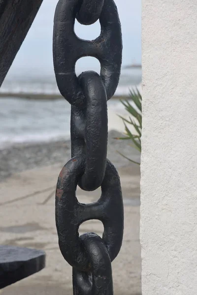 Eine Massive Ankerkette Hängt Vor Dem Hintergrund Des Meeresstrandes Ein — Stockfoto