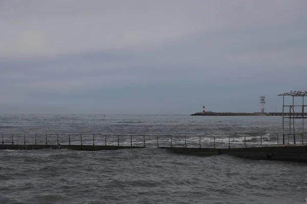Soczi Rosja 2021 Breakwater Molo Lato Czarne Morze Zachmurzone — Zdjęcie stockowe