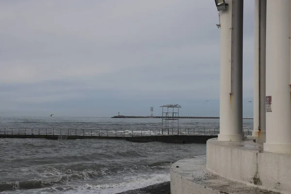 Sochi Rusia 2021 Muelle Rompeolas Verano Negro Mar Nublado — Foto de Stock